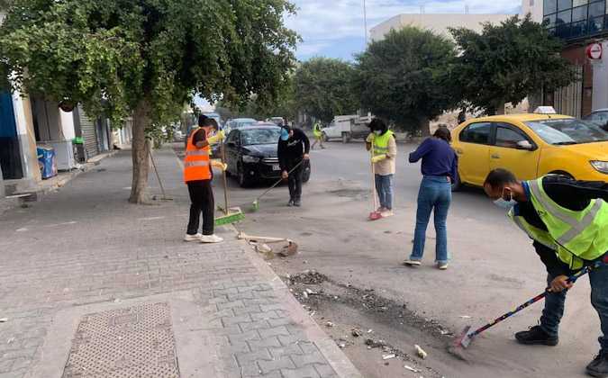 بعد أحداث أمس الجمعة : أهالي جرجيس ينطلقون في تنظيف المدينة