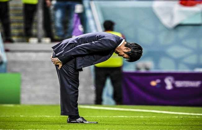 صورة اليوم - مدرب منتخب اليابان يعتذر للجمهور بعد مغادرة  فريقه المونديال