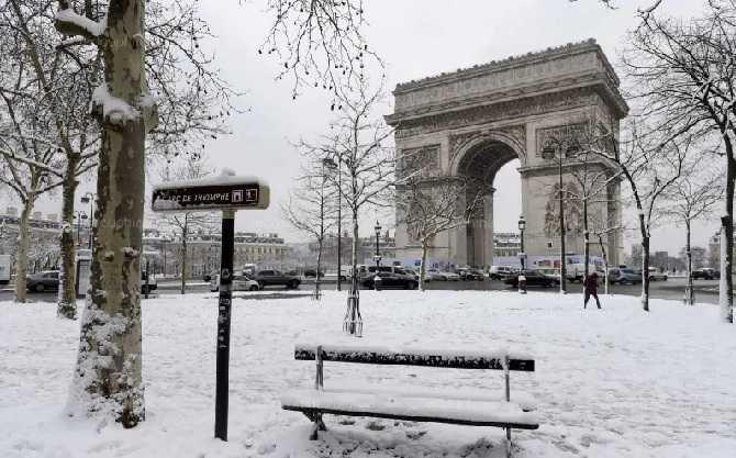 الثلج يتسبب في الغاء عدد من الرحلات الجوية في فرنسا 