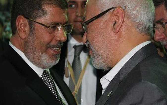 أنصار التيّار الإسلامي ونشطاء سياسيون في تونس ينعون محمد مرسي