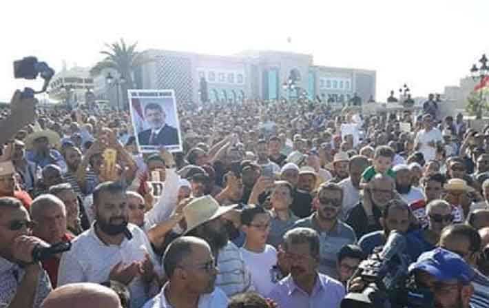 قطع الطريق لاقامة صلاة الغائب على محمد مرسي