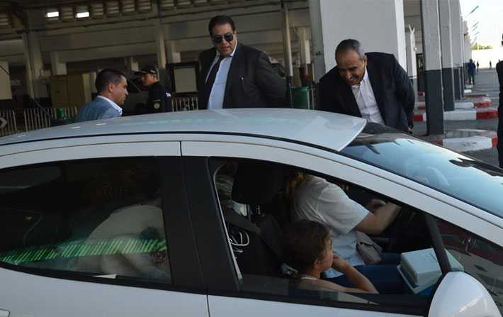 بالصور: وزير المالية يشرف على إستقبال التونسيين العائدين من الخارج 