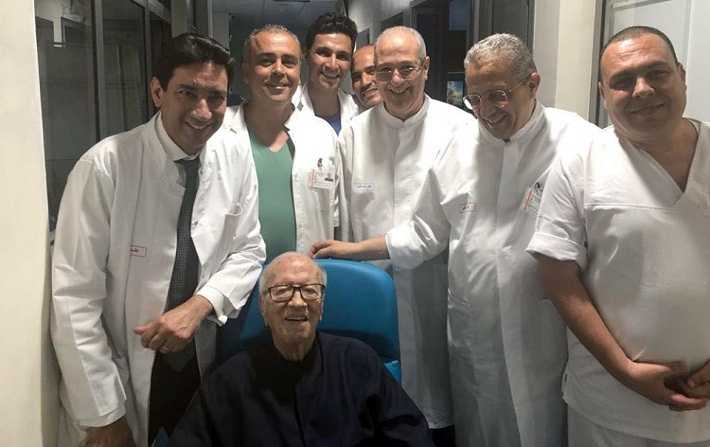 صور - رئيس الجمهورية يغادر المستشفى العسكري مبتسما