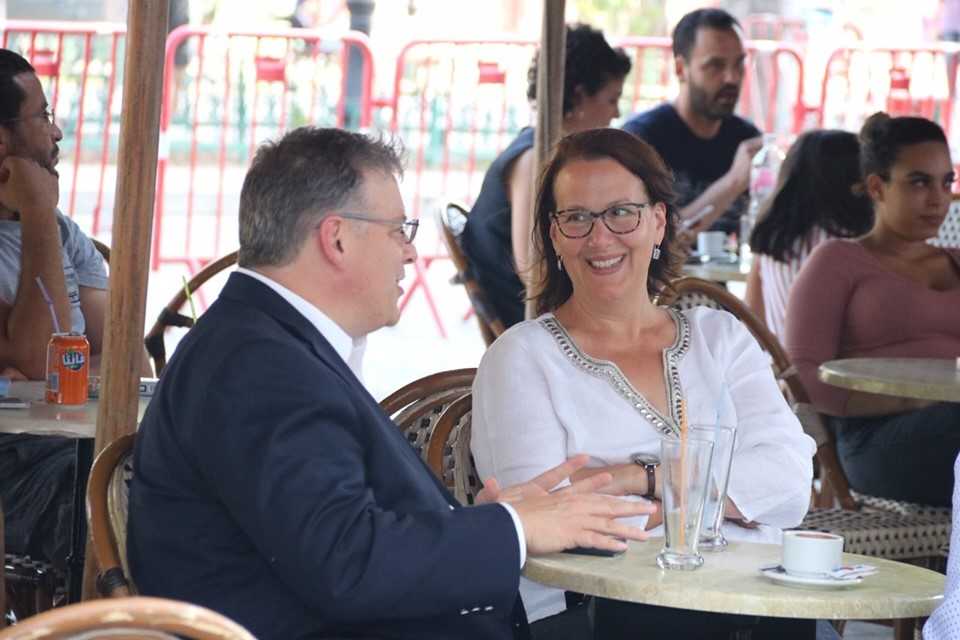 صور - السفير الأمريكي في شارع الحبيب بورقيبة رفقة زوجته