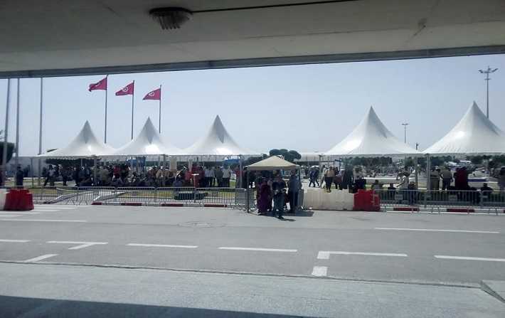 تركيز خيام تقي المواطنين من الشمس أمام مطار قرطاج