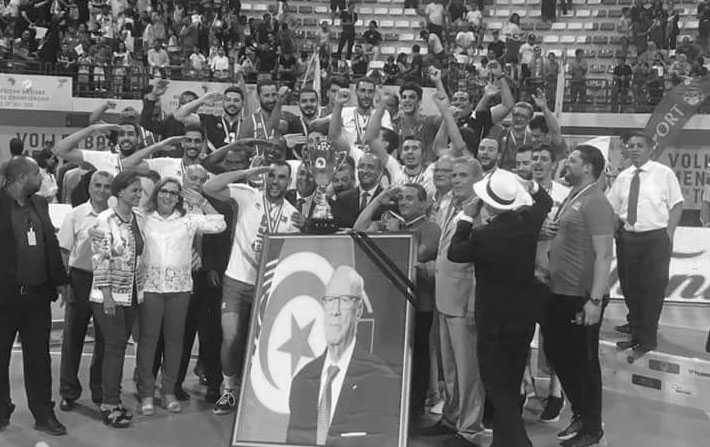 المنتخب التونسي للكرة الطائرة يهدي إنتصاره العاشر  لروح الراحل الباجي قائد السبسي 
