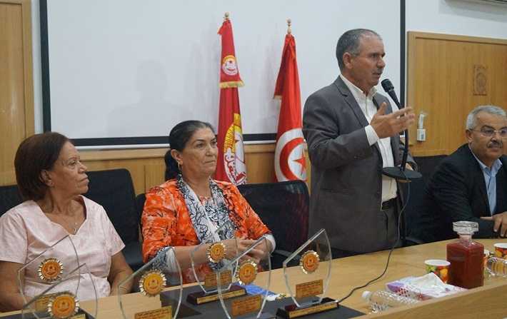 الاتحاد العام التونسي للشغل وجمعية النساء التونسيات للبحث حول التنمية يكرمان مجموعة من السيدات