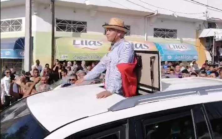 سيارة وزارة الداخلية تشارك في قافلة الحملة الانتخابية للصافي سعيد !

