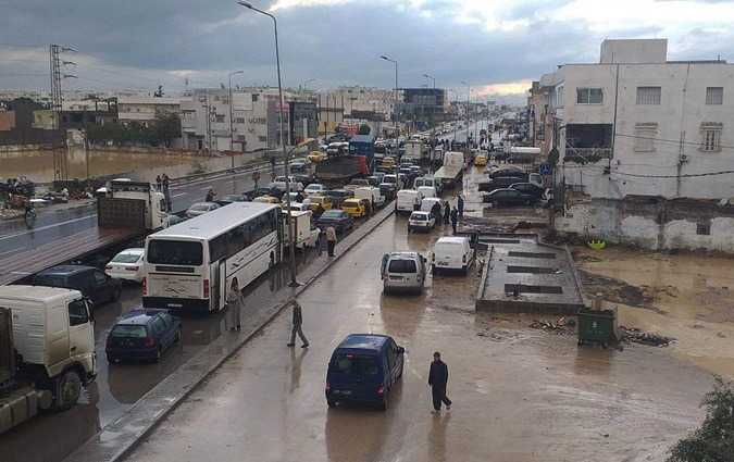 غلق الطريق الرابطة بين تونس و بنزرت على مستوى أريانة من قبل متساكني حي المستقبل