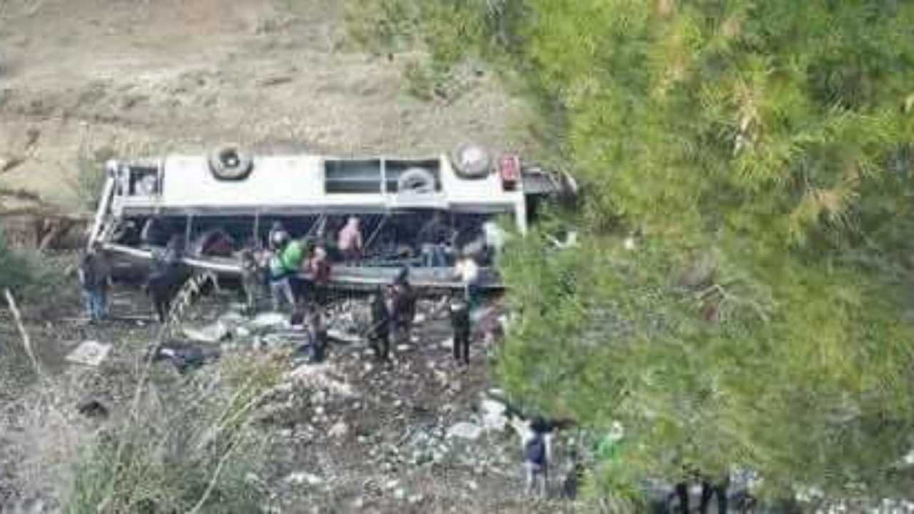 الحافلة السياحية انقلبت أربع مرّات قبل أن تصل إلى الوادي الذي تفصله مسافة  70 مترا عن الطريق