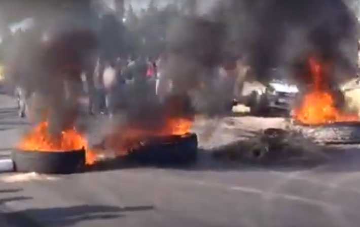 لليوم الثاني على التوالي بالقيروان: حرق العجلات المطاطيّة وإغلاق الطريق الوطنيّة 