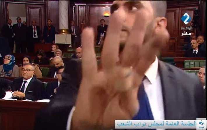 راشد الخياري يمنع صحفيا من تصوير كلمة عبير موسي ويرفع شعار رابعة للكاميرا ! 

